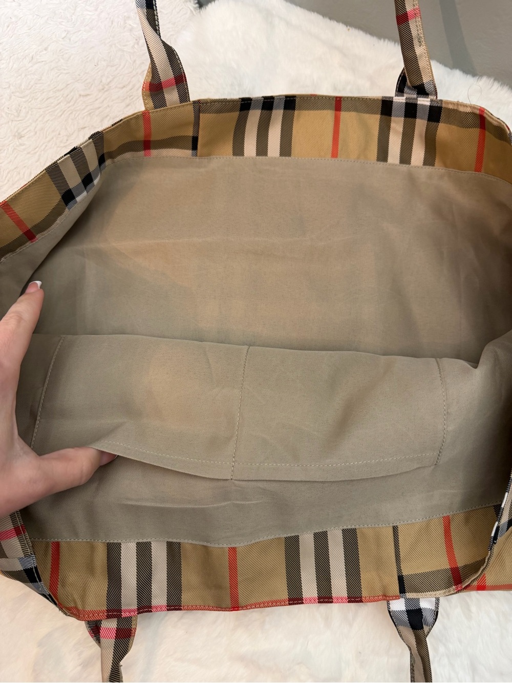 Burberry beauty tote NWT - Picture 3 of 5